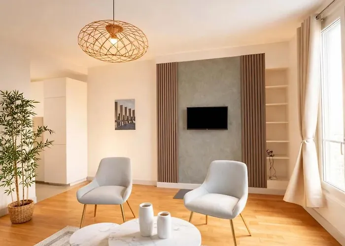 Modern Flat Near Bercy דירה *