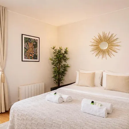 Modern Flat Near Bercy Daire
