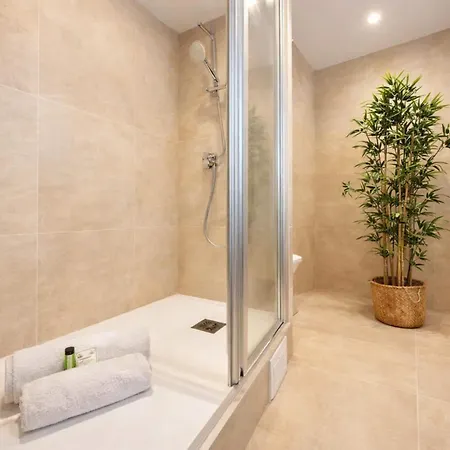 Modern Flat Near Bercy Daire